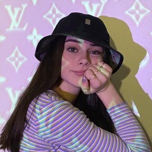 Meet your Posher, Stori